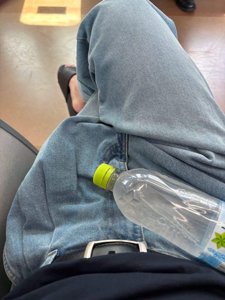 電車の椅子に座っている写真